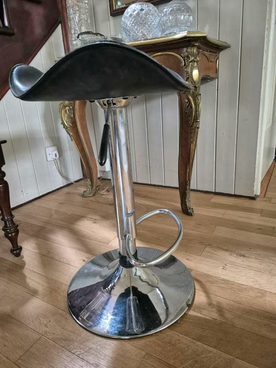Bar Stool hight adjustable and swivel seat - Image 2