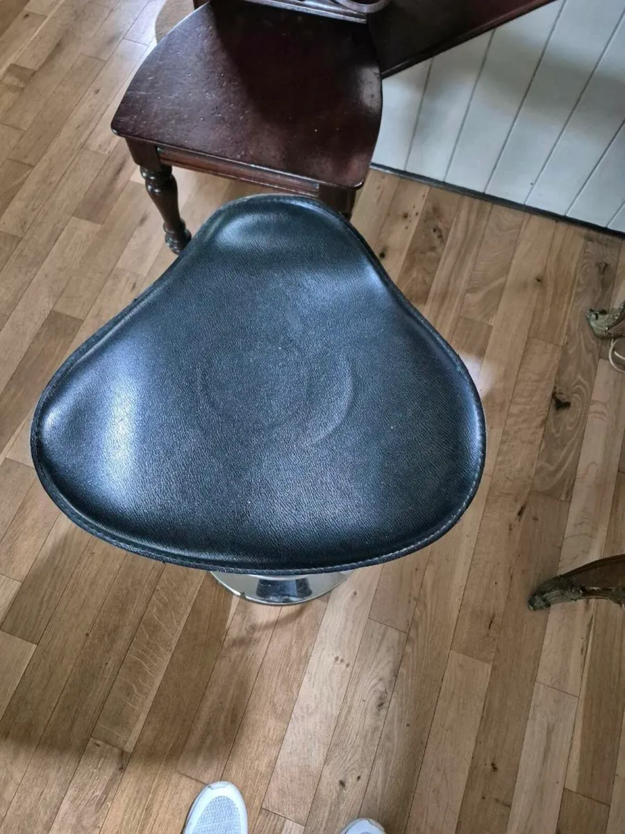 Bar Stool hight adjustable and swivel seat - Image 3