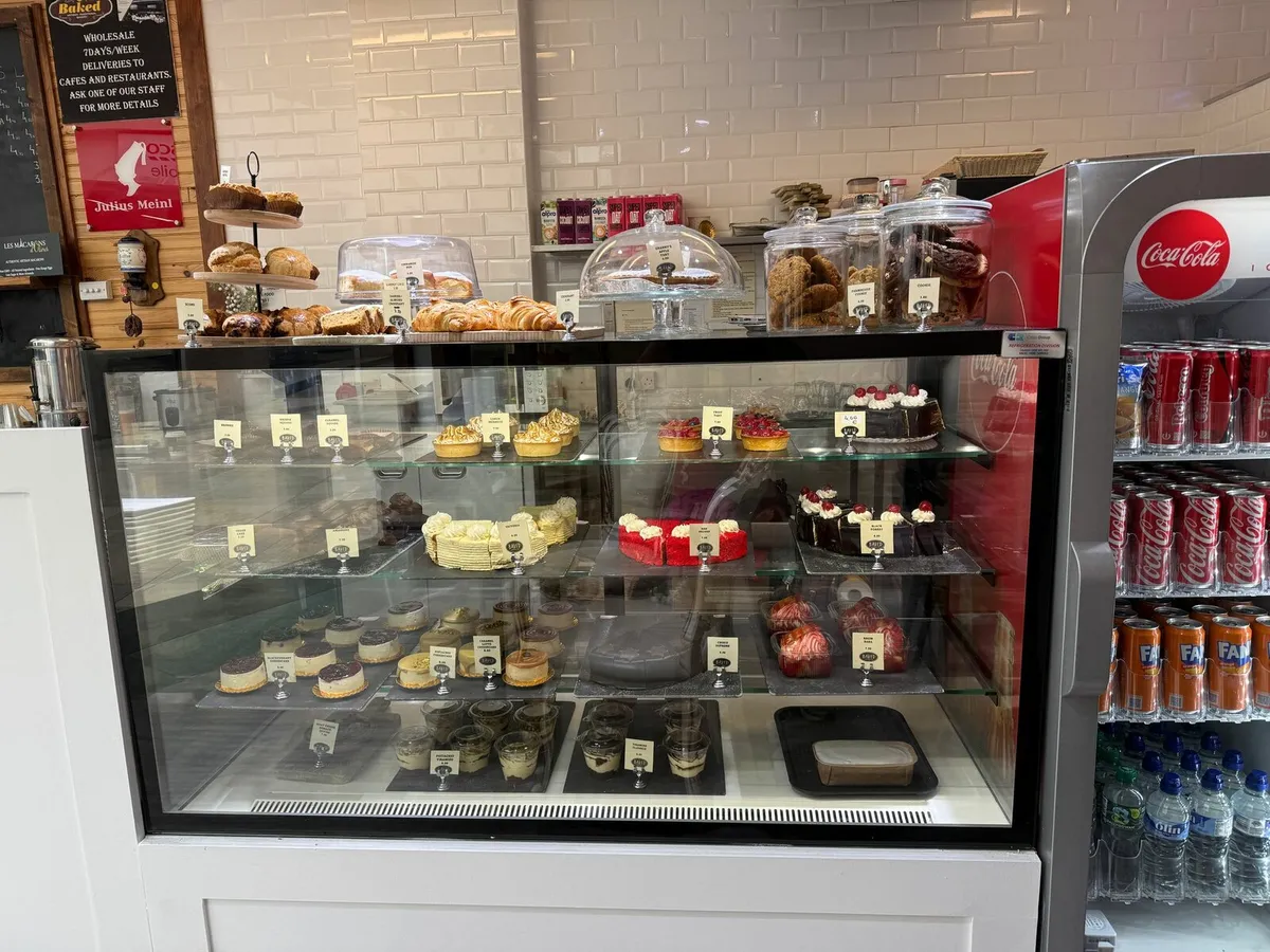 Cakes display fridges - Image 1