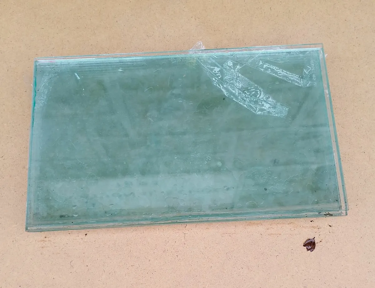 10 panes Toughened safety glass 330mm x 200mm - Image 1