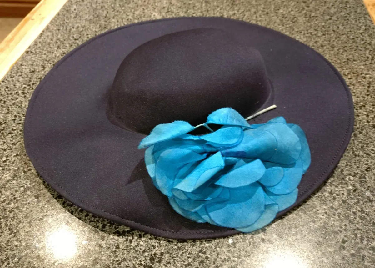 MORE LADIES HATS (USED). - Image 3