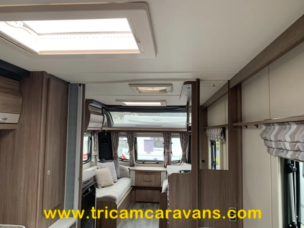 2022 Coachman VIP 575/4, Transverse Island Bed - Image 2