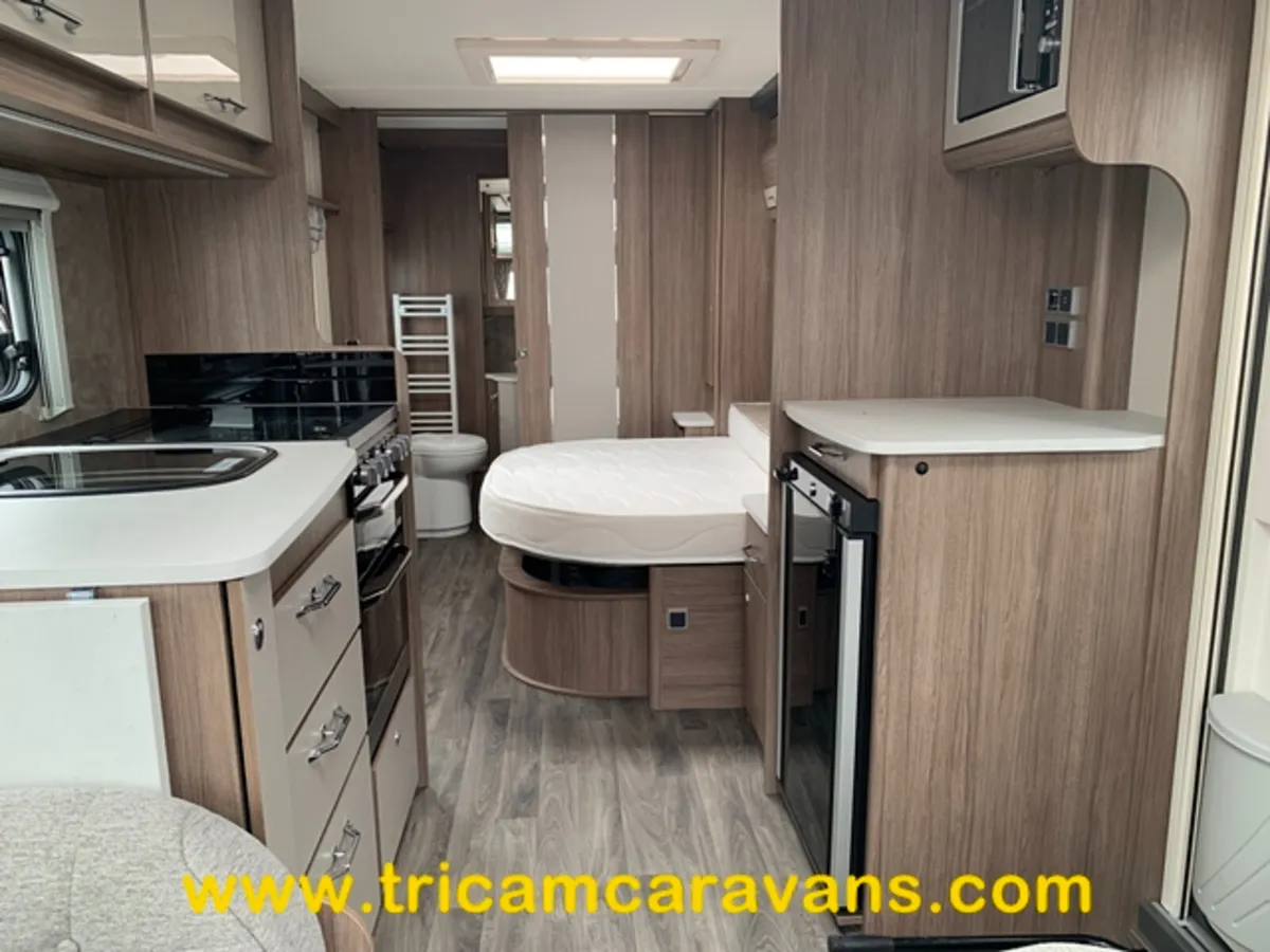 2022 Coachman VIP 575/4, Transverse Island Bed - Image 4