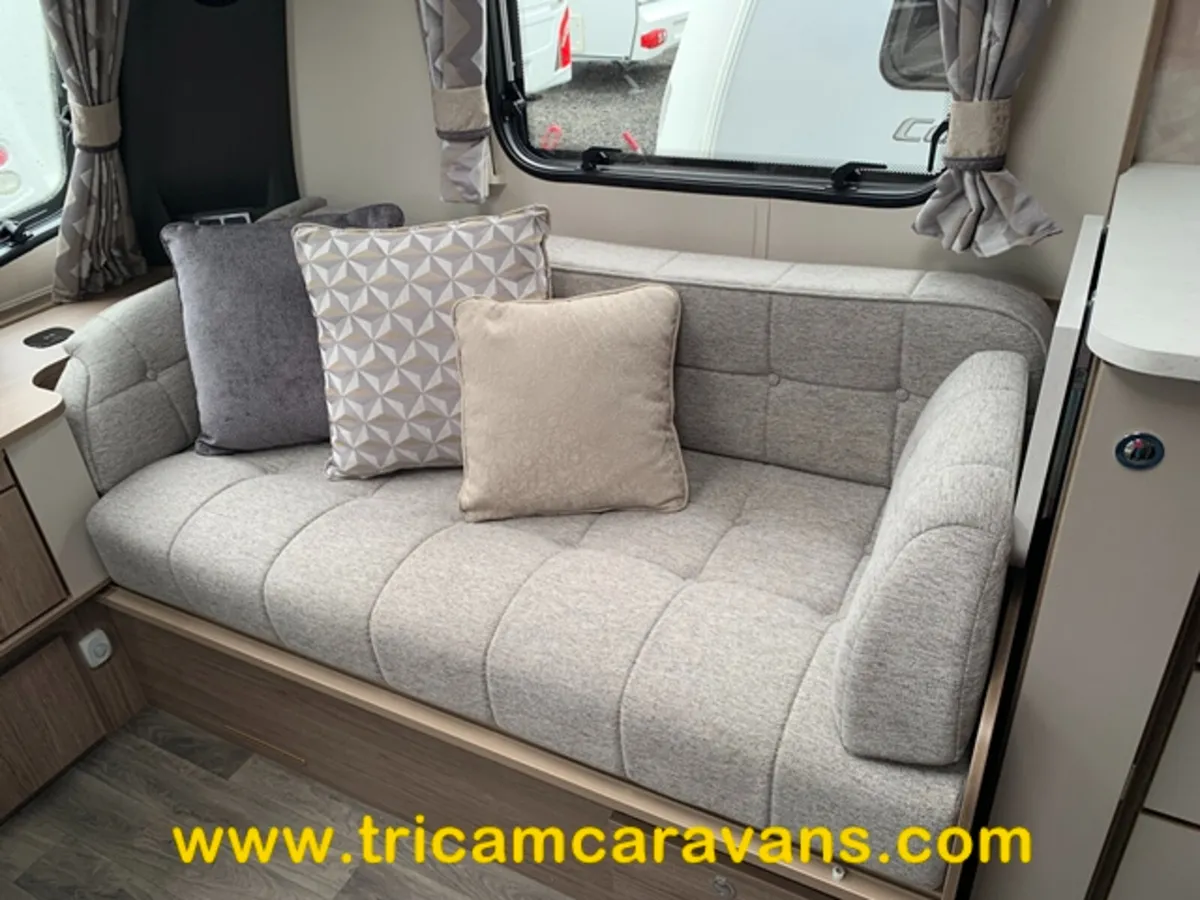 2022 Coachman VIP 575/4, Transverse Island Bed - Image 3