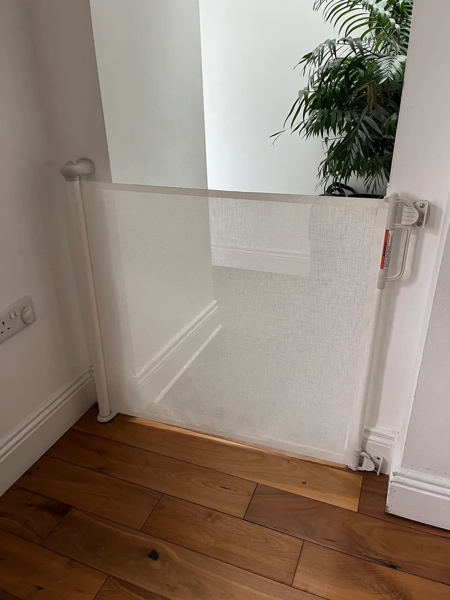 Retractable stair gate - Image 1