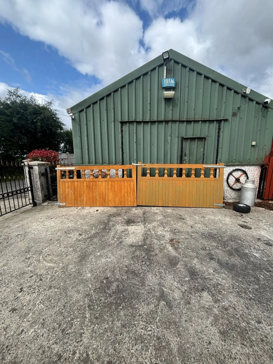15FT TIMBER GATES - Image 1