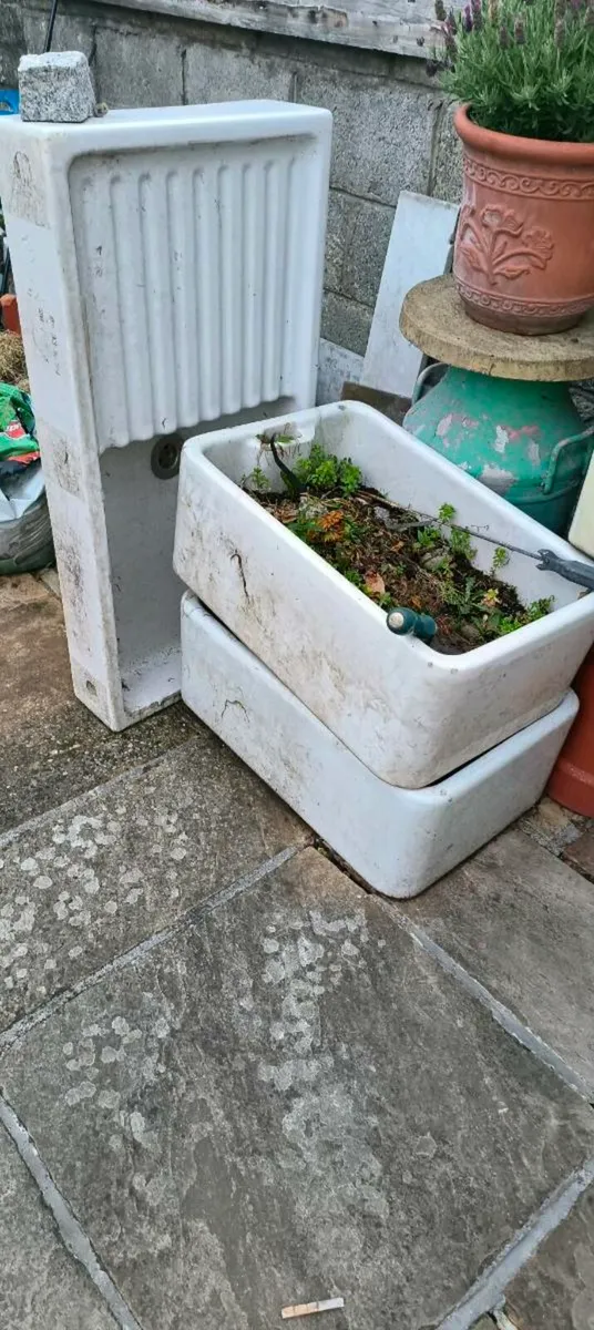 A selection of Belfast sinks - Image 1