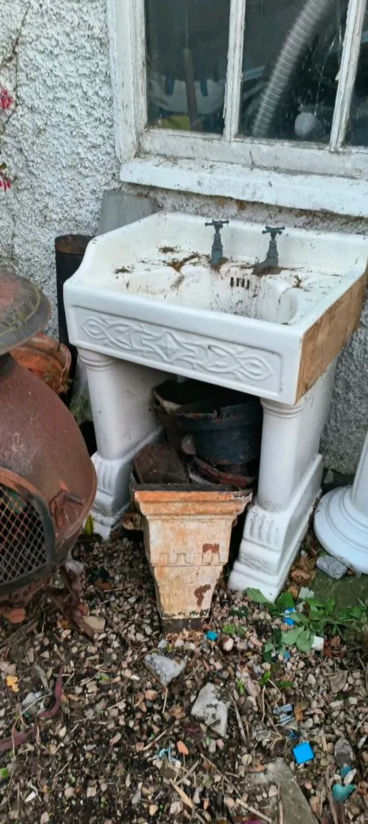 A selection of Belfast sinks - Image 2