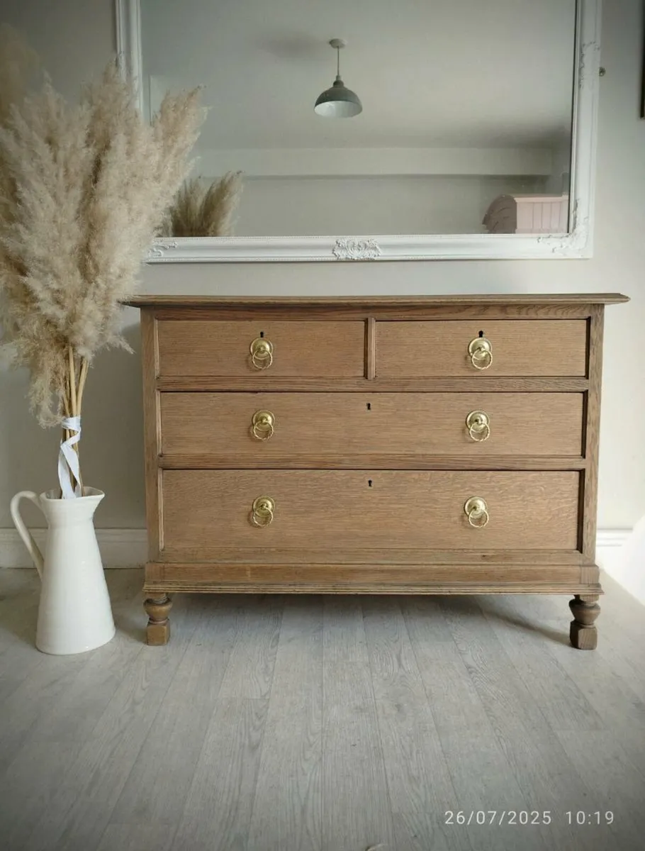 Solid oak chest of drawers - Image 1