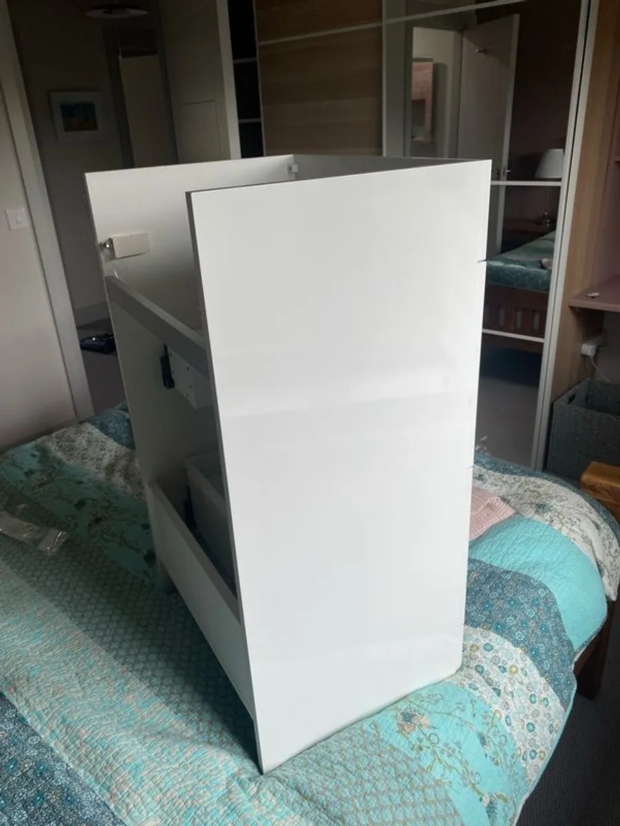 White sink vanity - Image 2