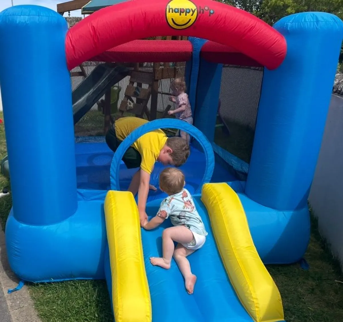 bouncy castle - Image 1