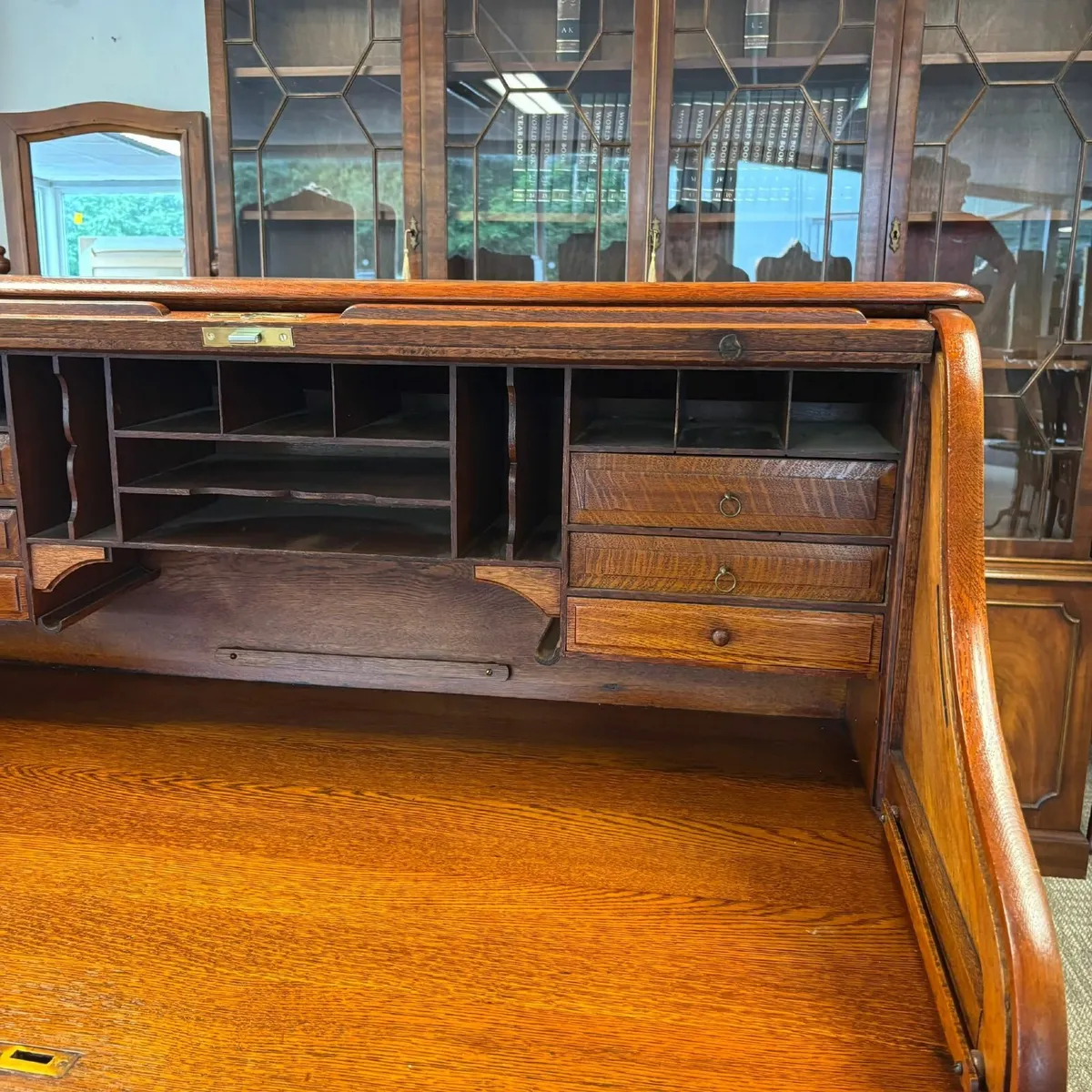 Beautiful oak tambour S shaped roller top desk. Ke - Image 3