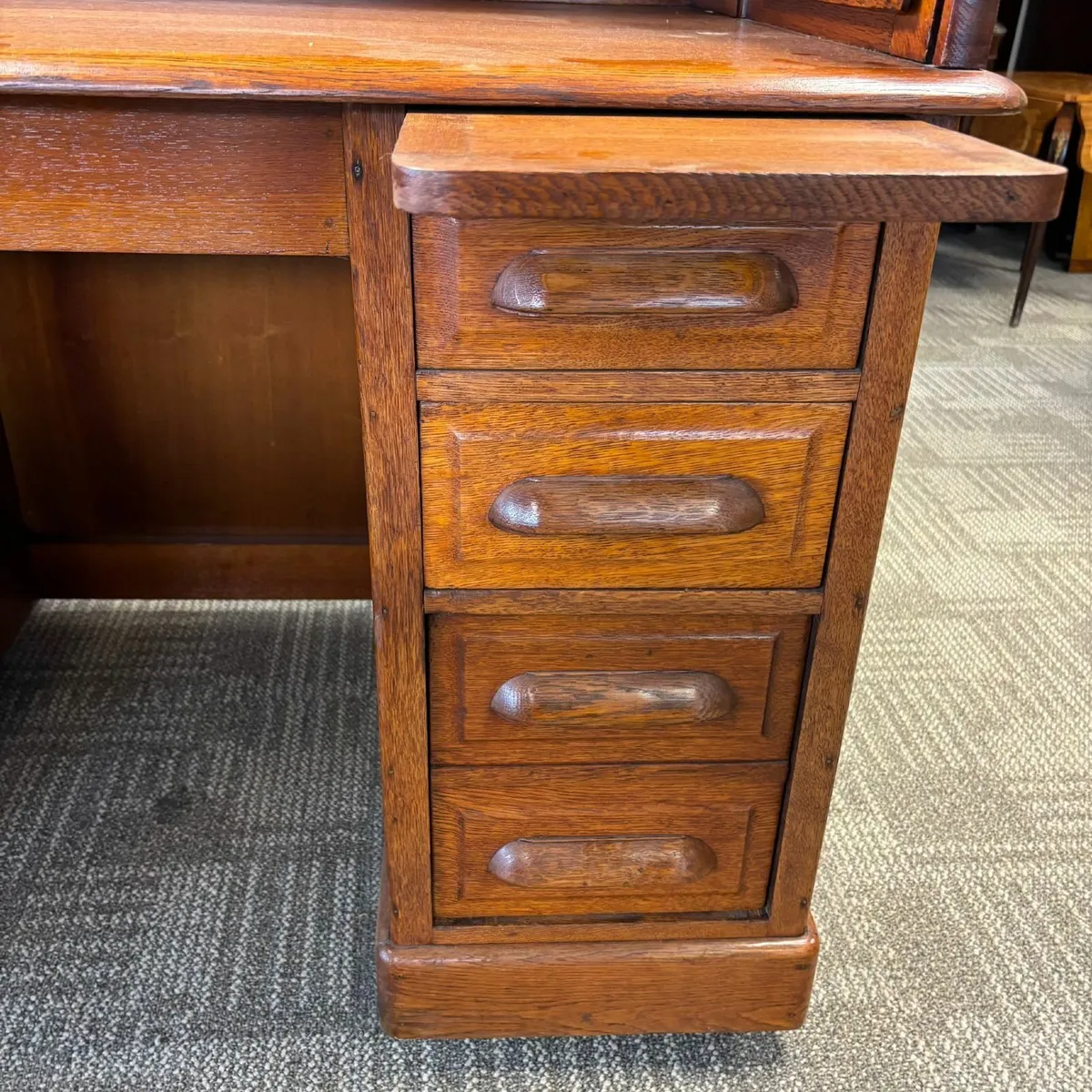 Beautiful oak tambour S shaped roller top desk. Ke - Image 4