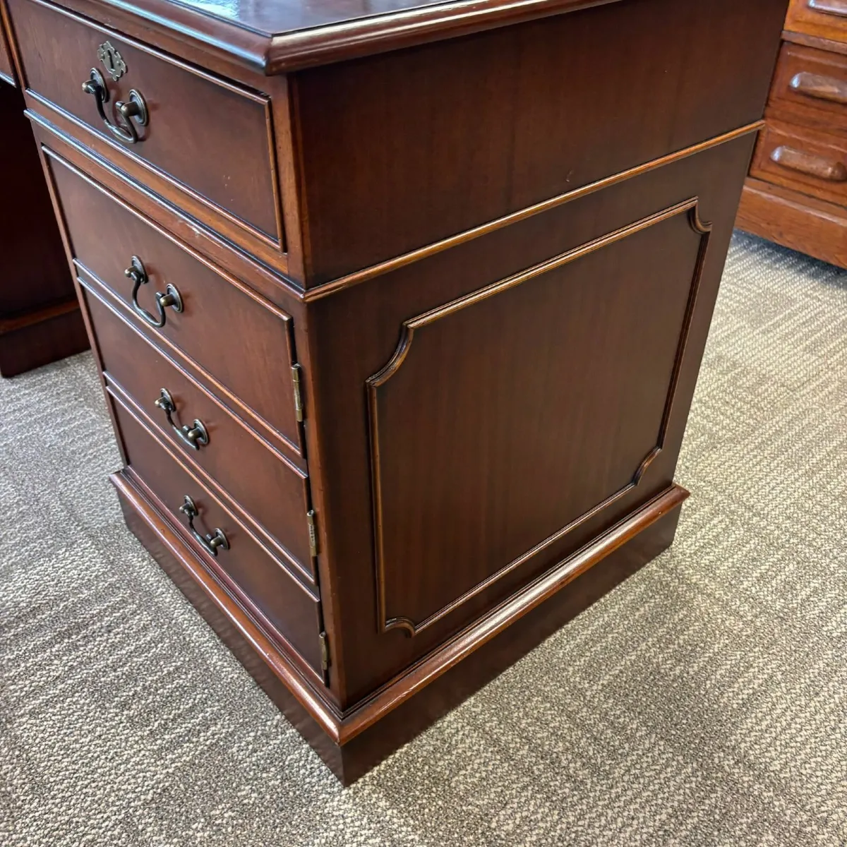 Beautiful mahogany flamed leather top computer - Image 3
