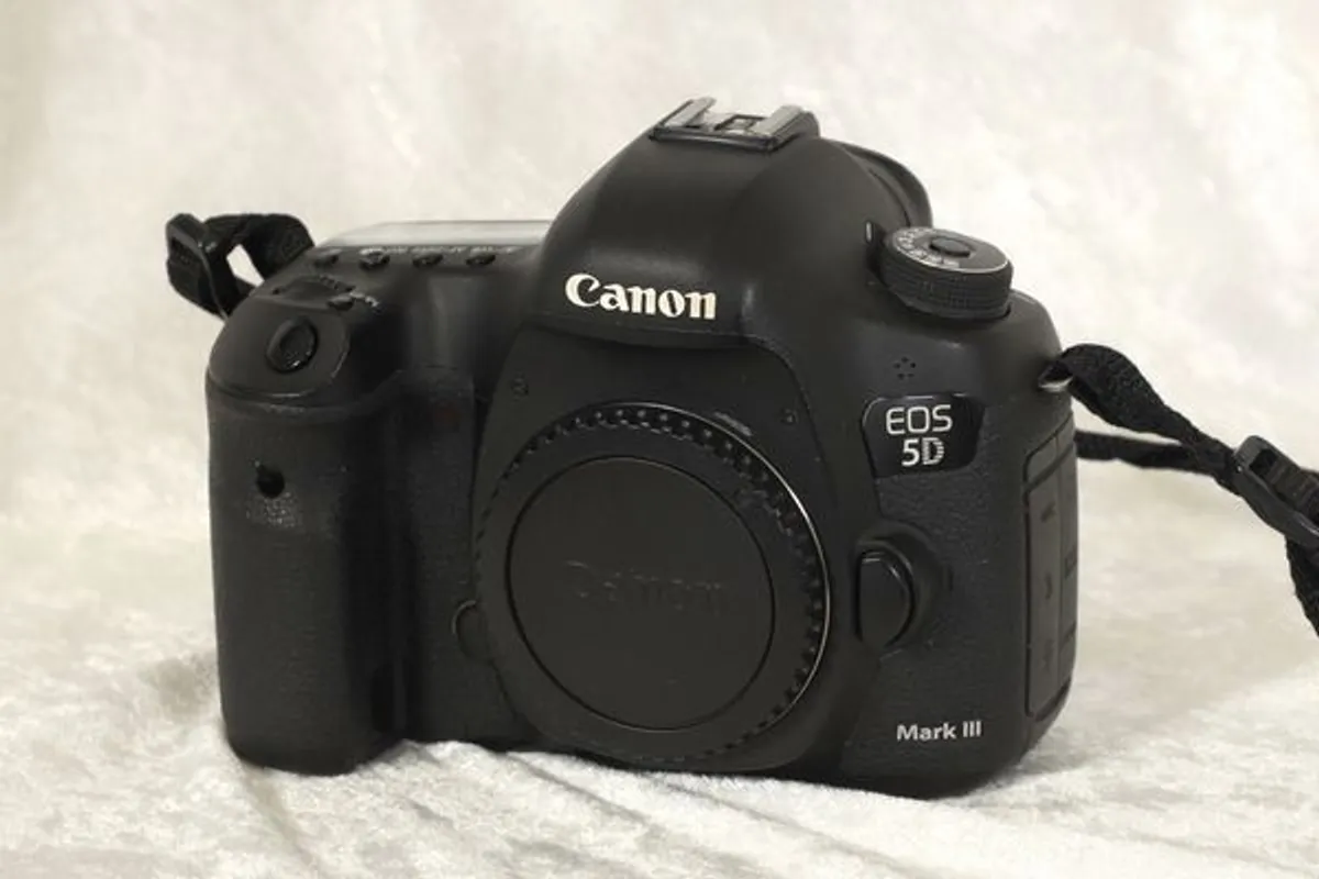 Canon Eos 5d Mk III    Ef24-105 F4 Mk Ii - Image 1