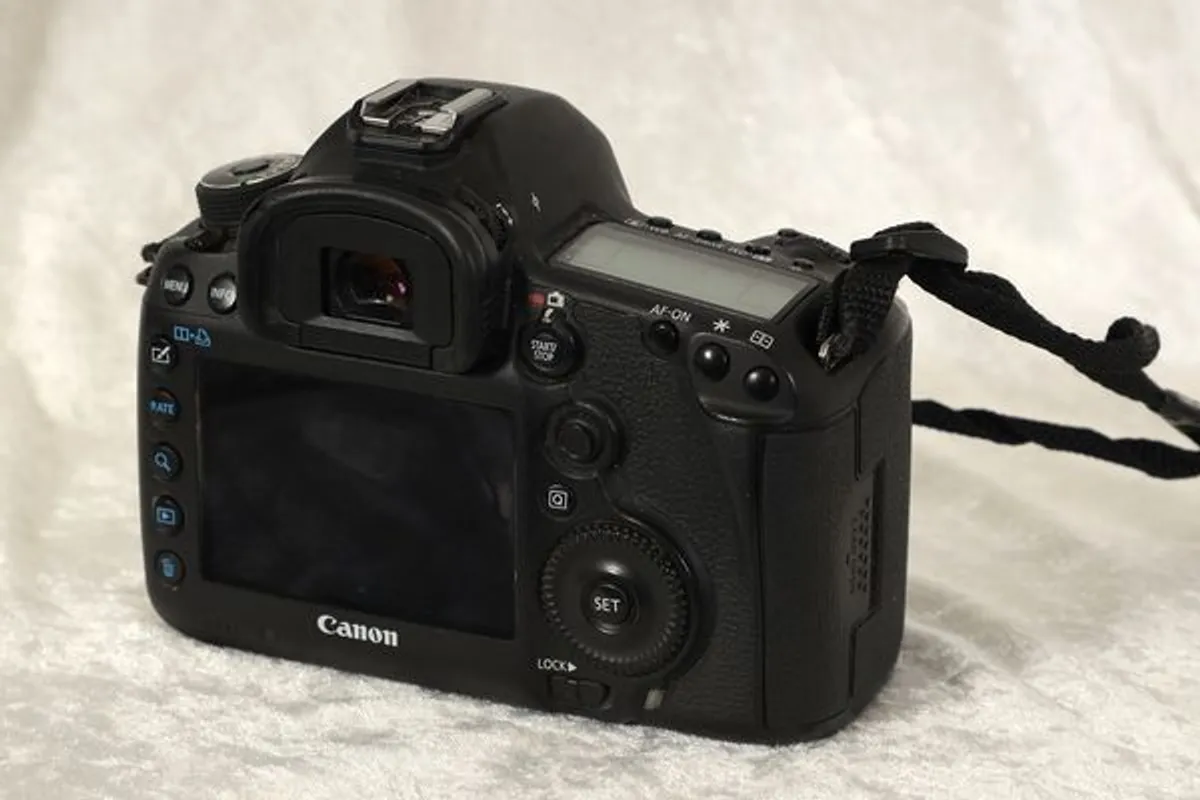 Canon Eos 5d Mk III    Ef24-105 F4 Mk Ii - Image 2