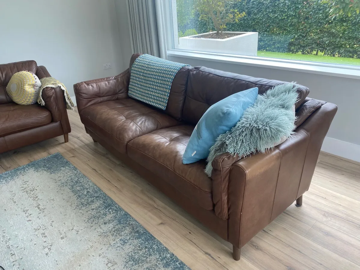 3 seater leather couch *2 - Image 4