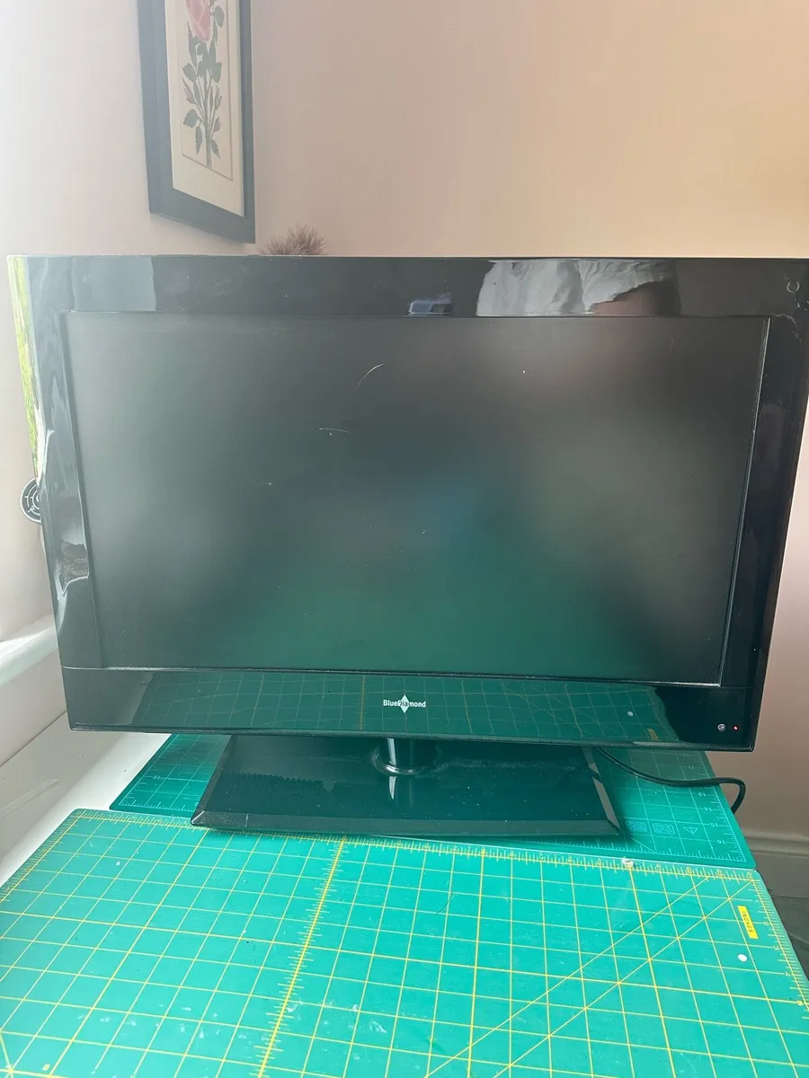TV 26” Blue Diamond with Chromecast - Image 2