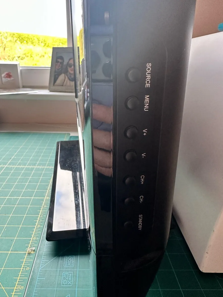 TV 26” Blue Diamond with Chromecast - Image 3