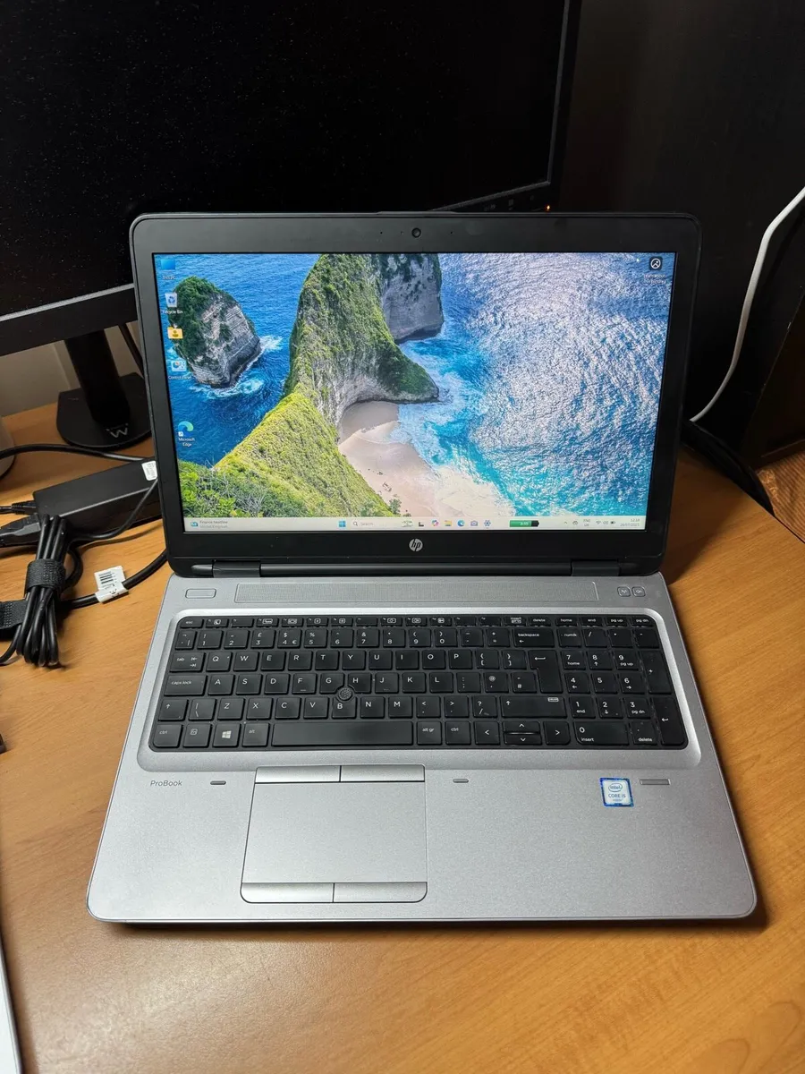 Hp laptop i5 16-512ssd win 11 pro - Image 1