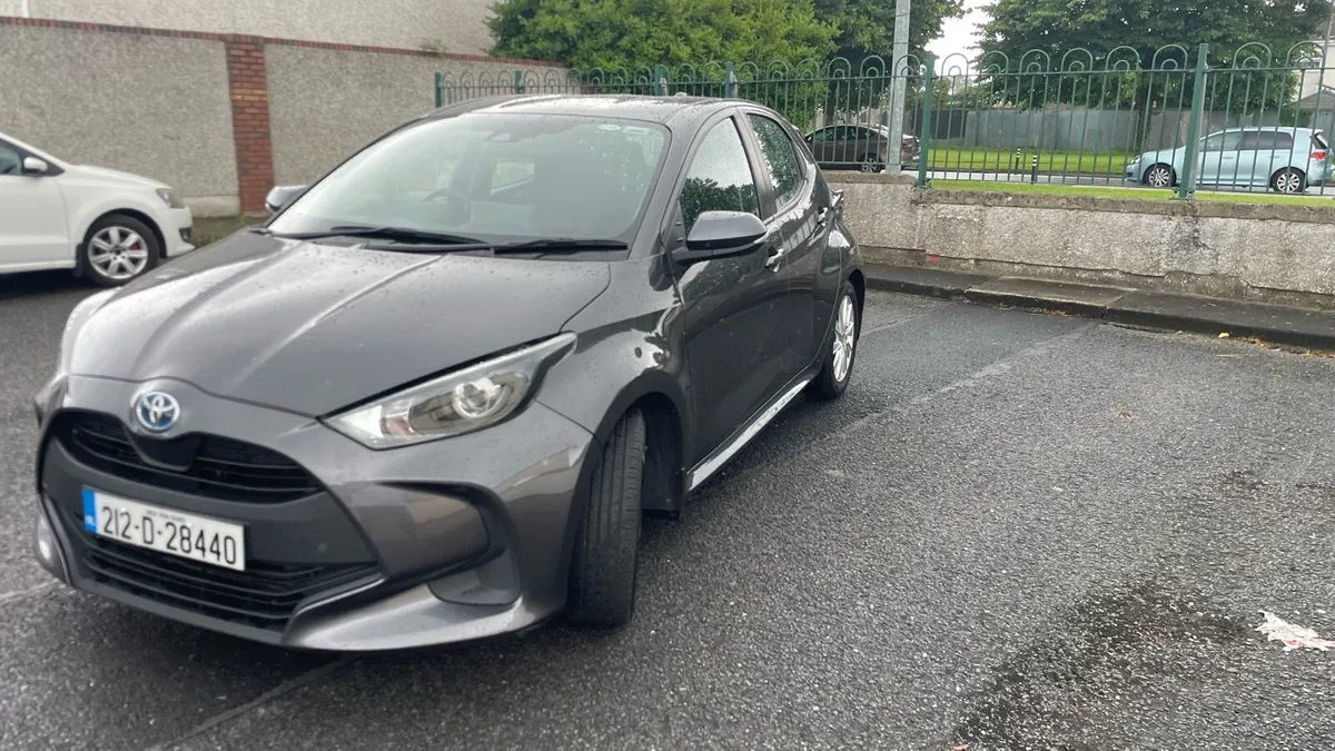 Toyota Yaris Hybrid - Image 2