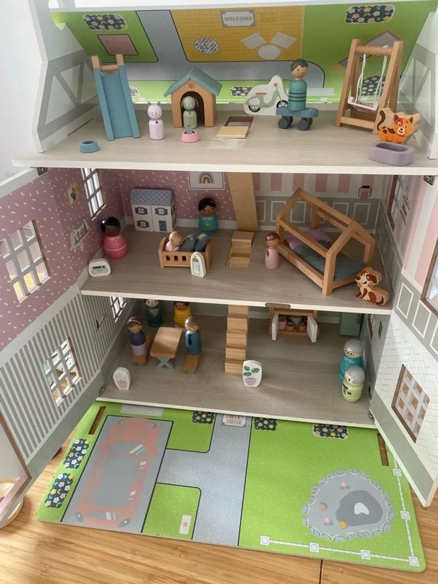 Wooden Doll house with accessories - Image 1