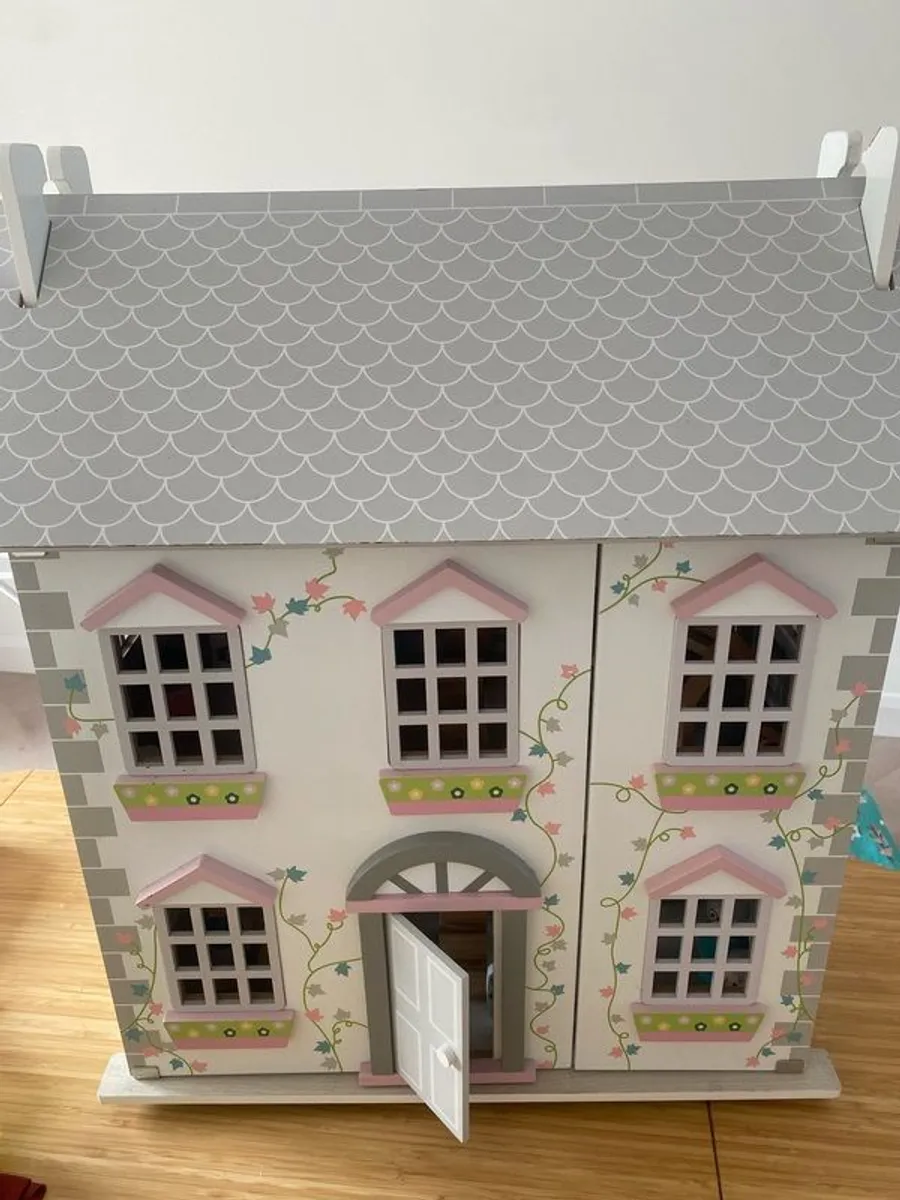 Wooden Doll house with accessories - Image 2