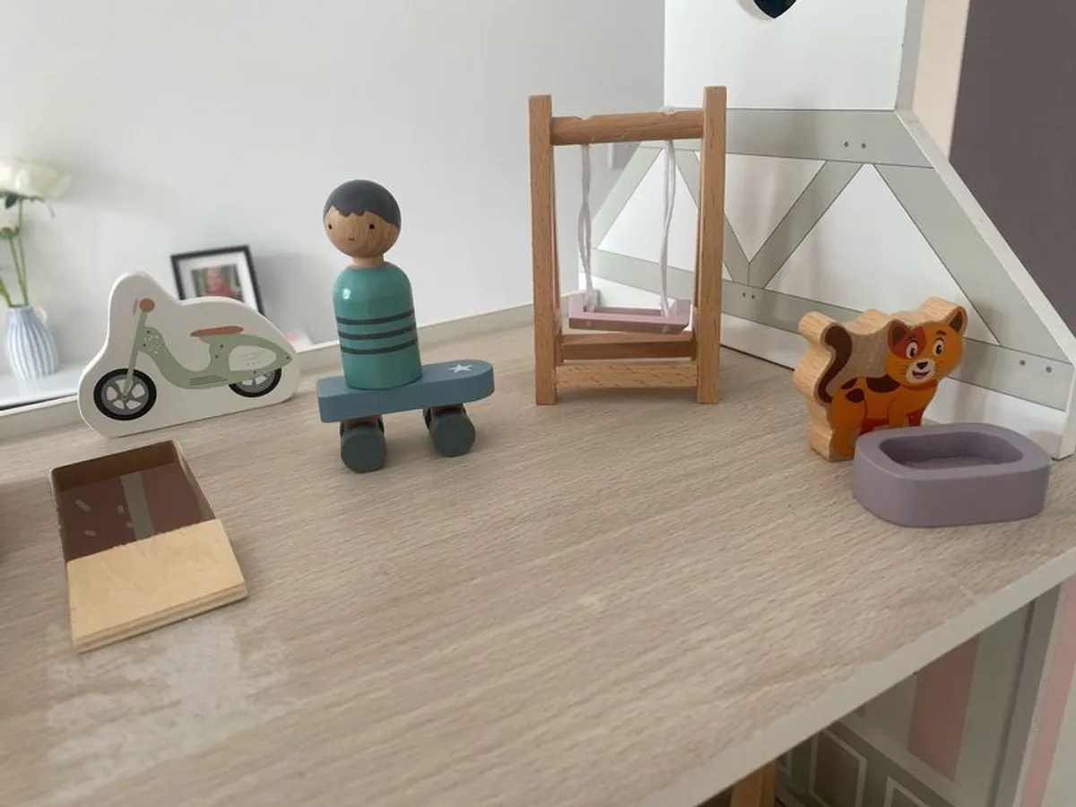Wooden Doll house with accessories - Image 3