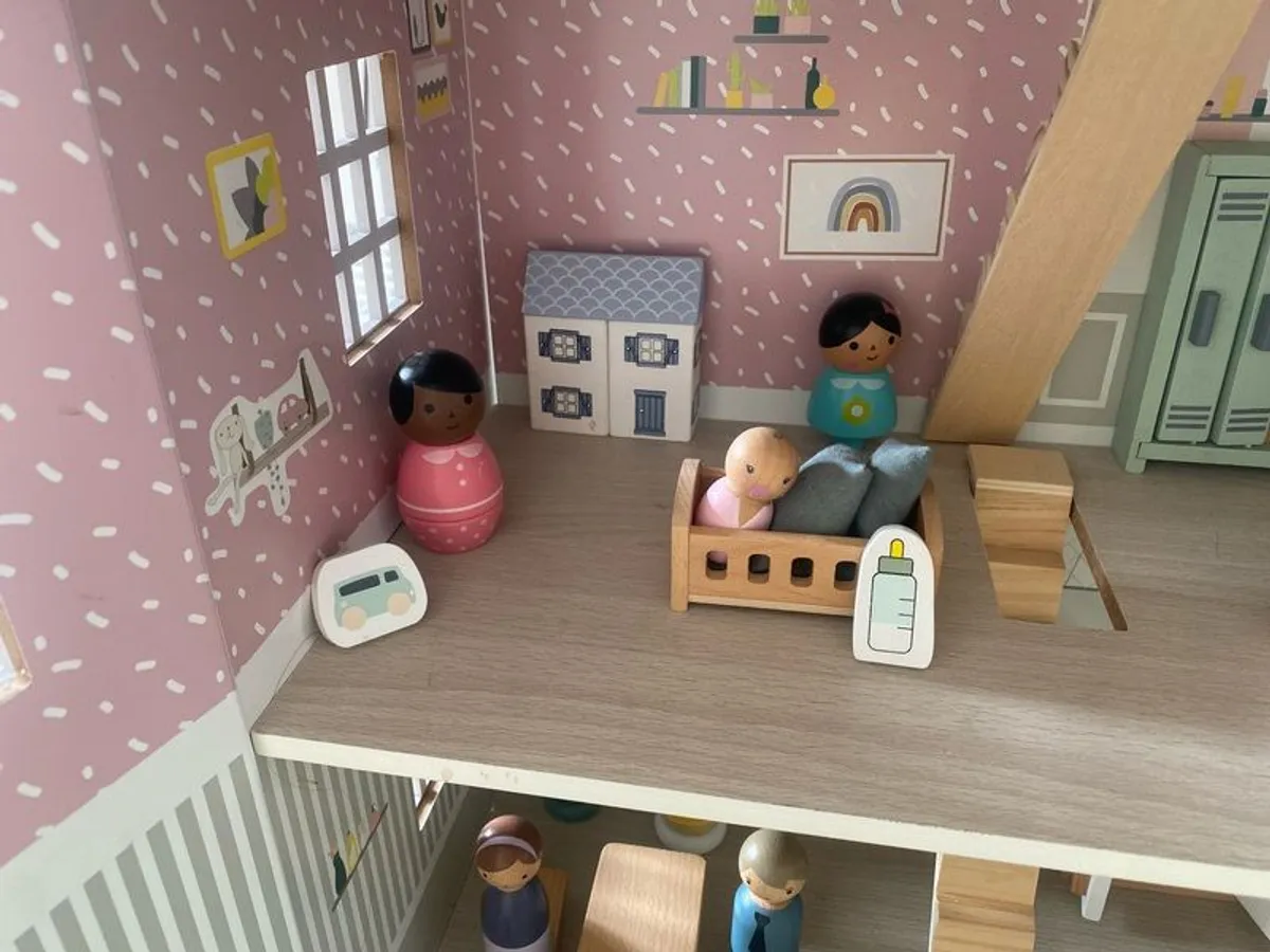 Wooden Doll house with accessories - Image 4