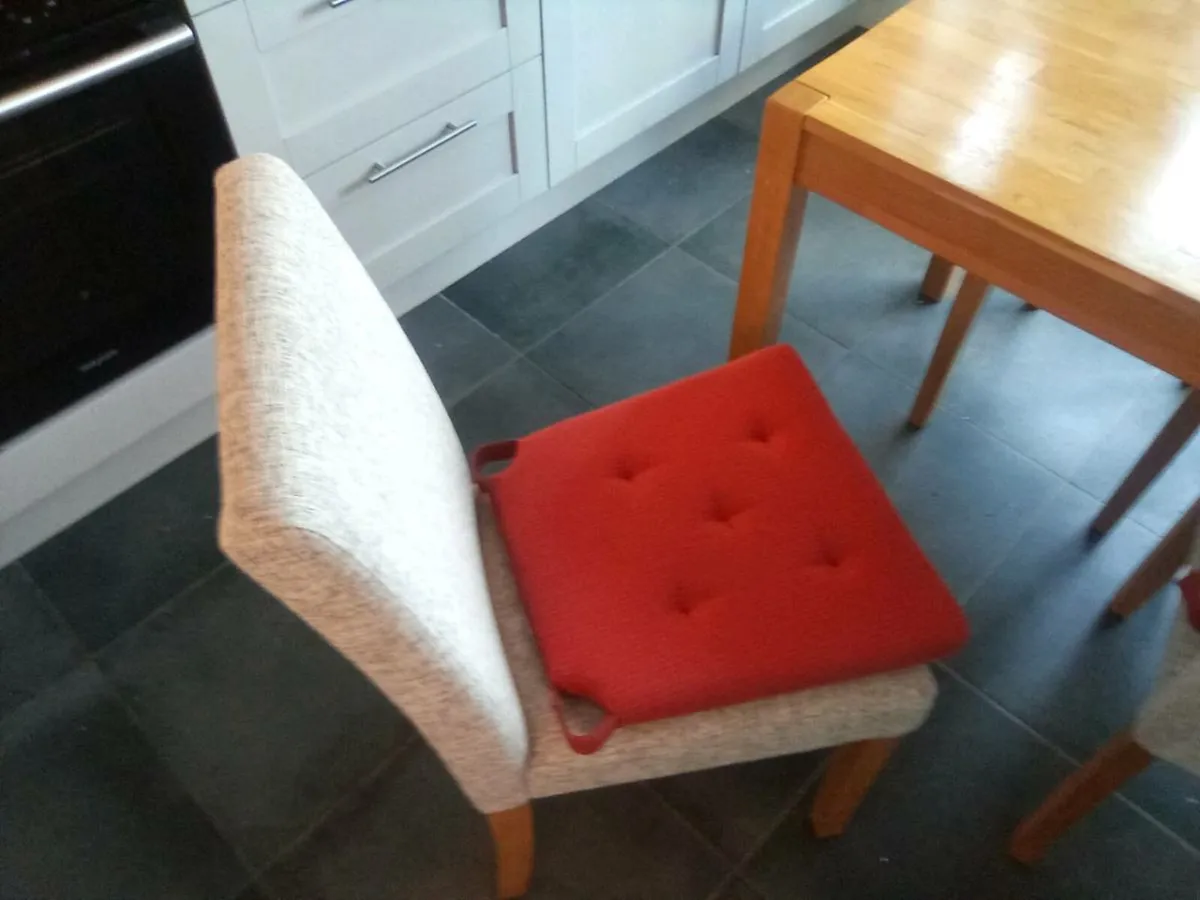 Oak dinning table and four chairs - Image 3