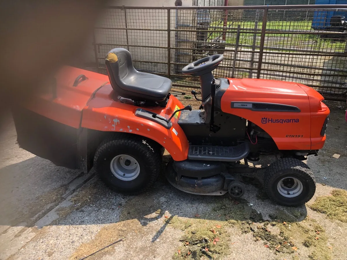 husqvarna 151 ride on mower with warranty €1000 - Image 3