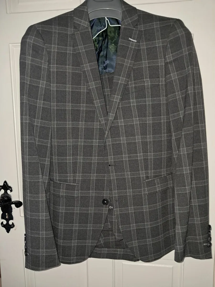 Suits - Image 3
