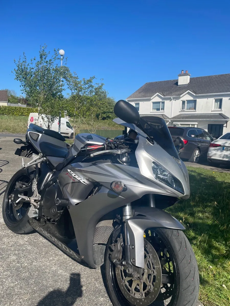 Honda CBR 1000 RR FIREBLADE 2007 Silver Edition - Image 2