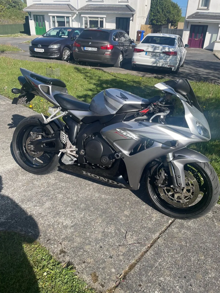 Honda CBR 1000 RR FIREBLADE 2007 Silver Edition - Image 1