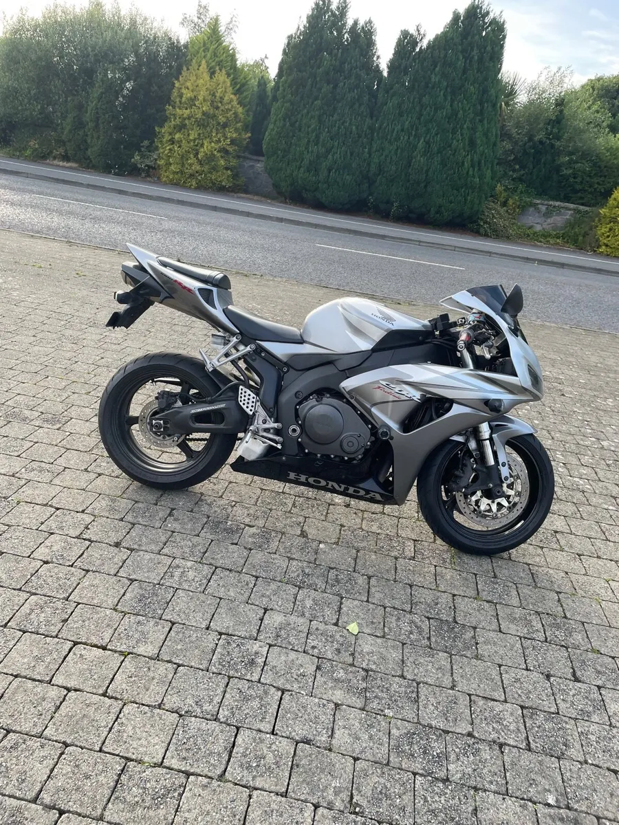 Honda CBR 1000 RR FIREBLADE 2007 Silver Edition - Image 4
