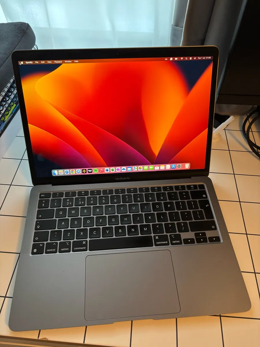 Apple MacBook Air - Image 2