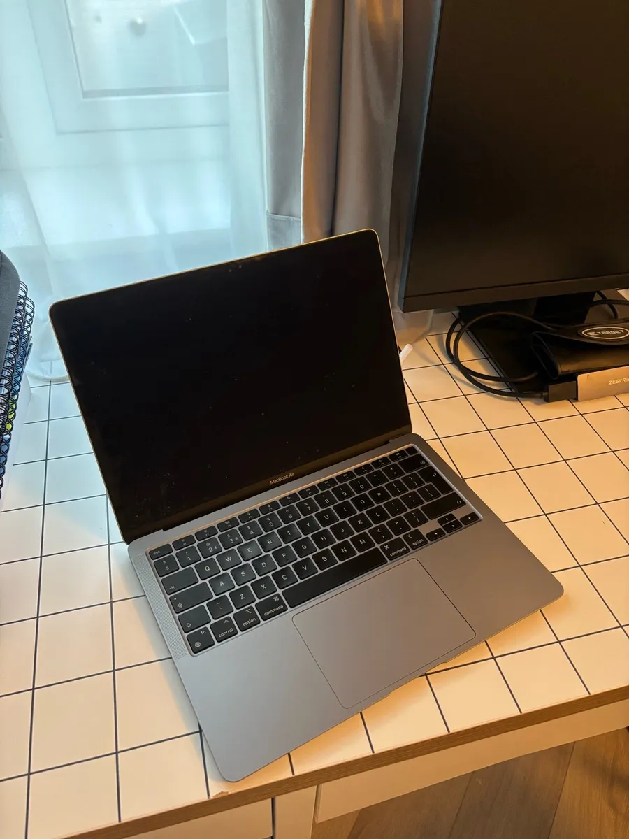 Apple MacBook Air - Image 4