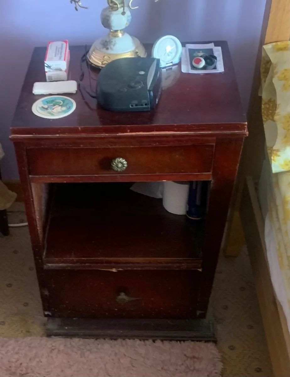 vintage chest of drawers and two night stands - Image 3