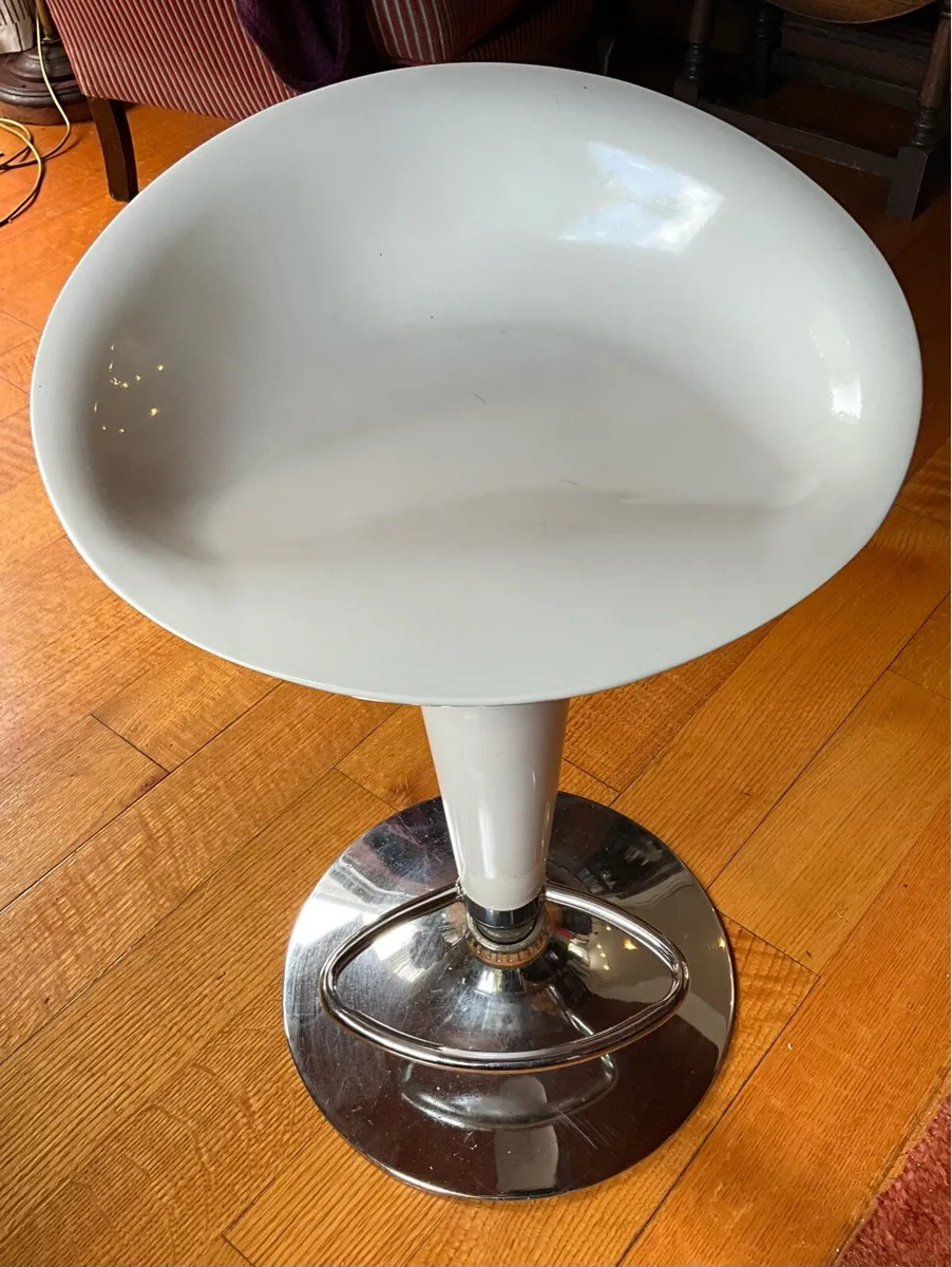 Adjustable Height White Swivel Stool. Kitchen/Bar - Image 1