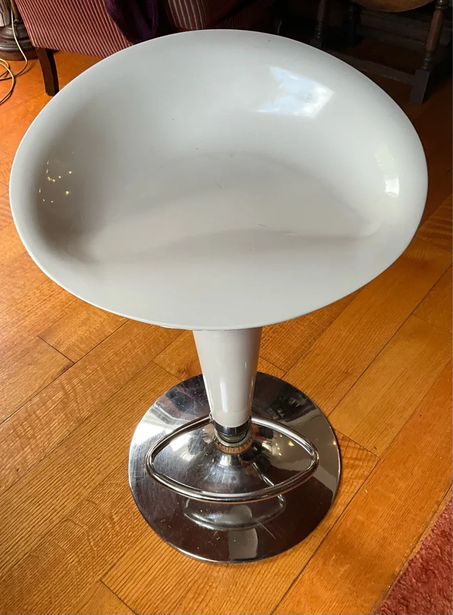 Adjustable Height White Swivel Stool. Kitchen/Bar - Image 2