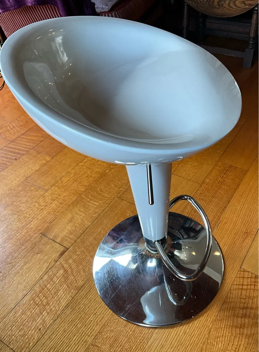 Adjustable Height White Swivel Stool. Kitchen/Bar - Image 4
