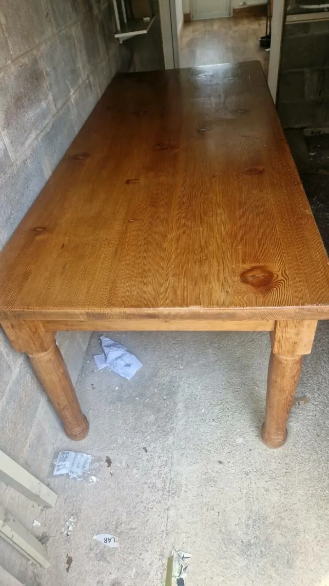 Table and chairs - Image 1