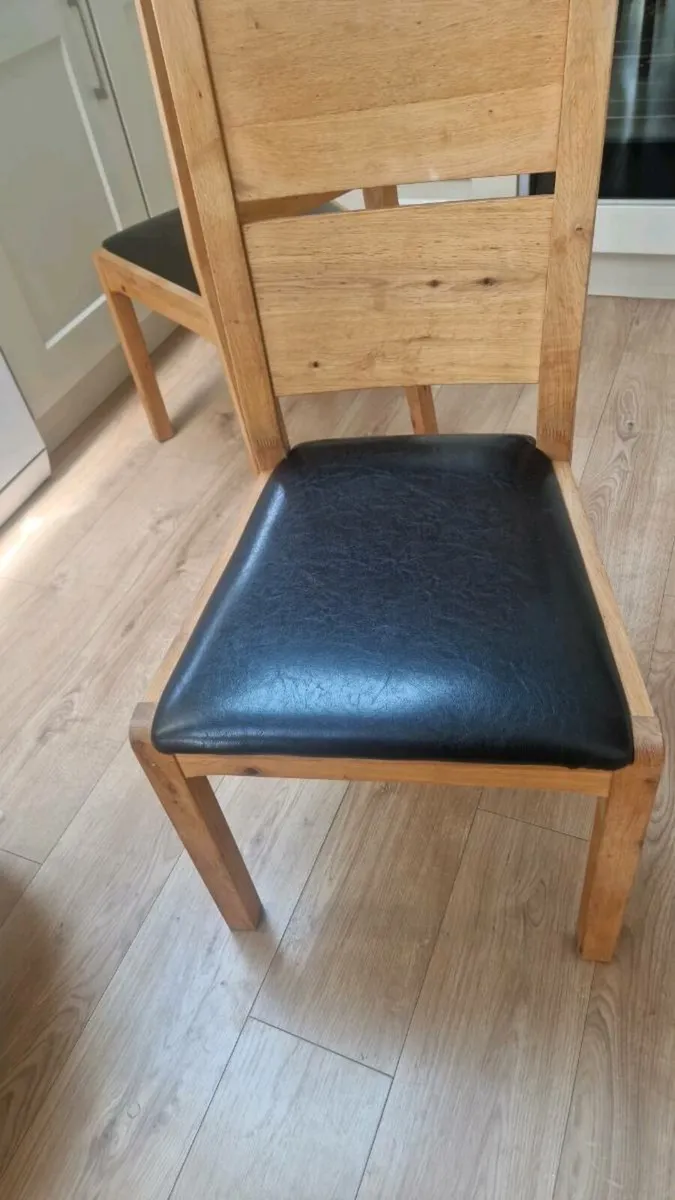 Table and chairs - Image 2