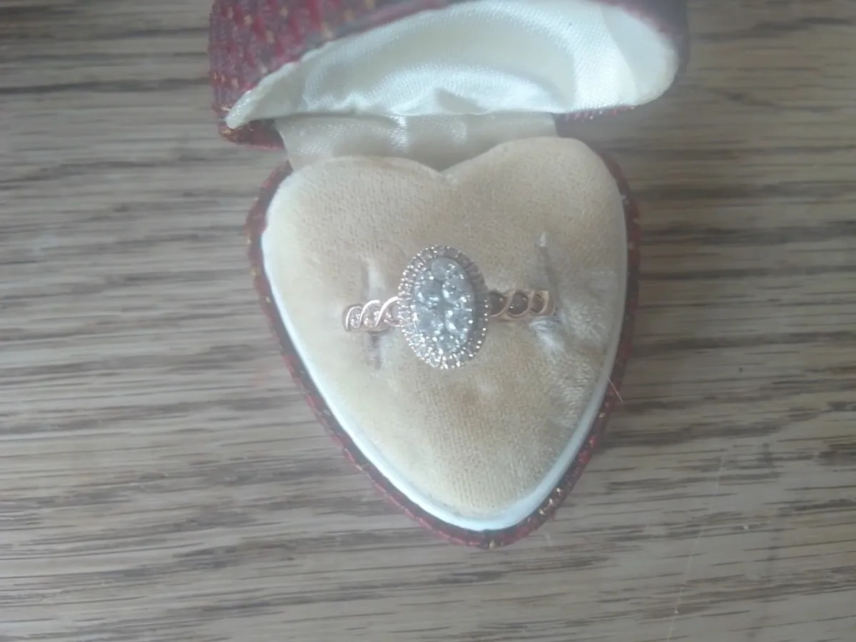 9ct ROSE GOLD DIAMOND OVAL HALO RING O - Image 2