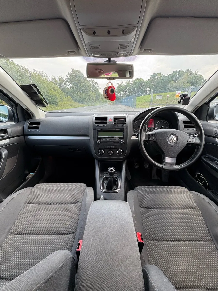 2009 Volkswagen Jetta - Image 2