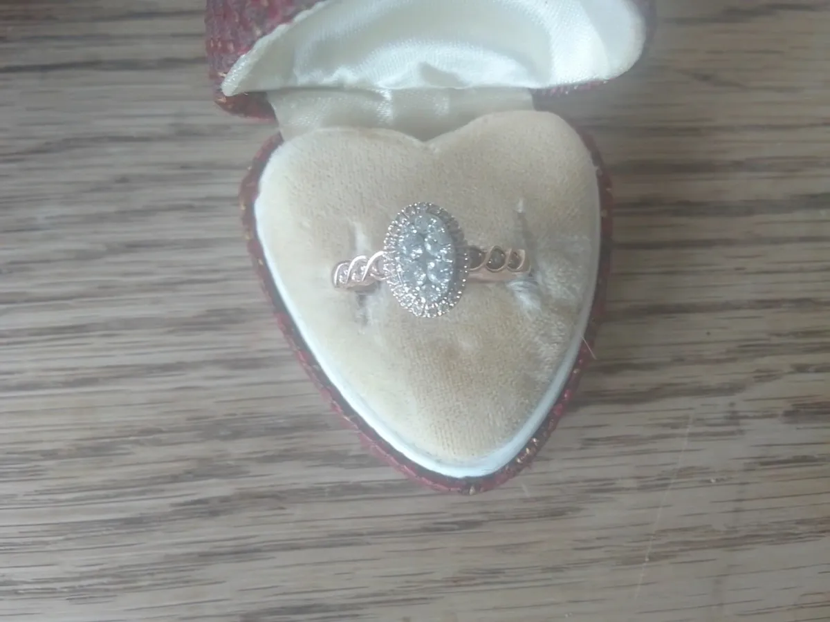 9ct ROSE GOLD DIAMOND OVAL HALO RING O - Image 1