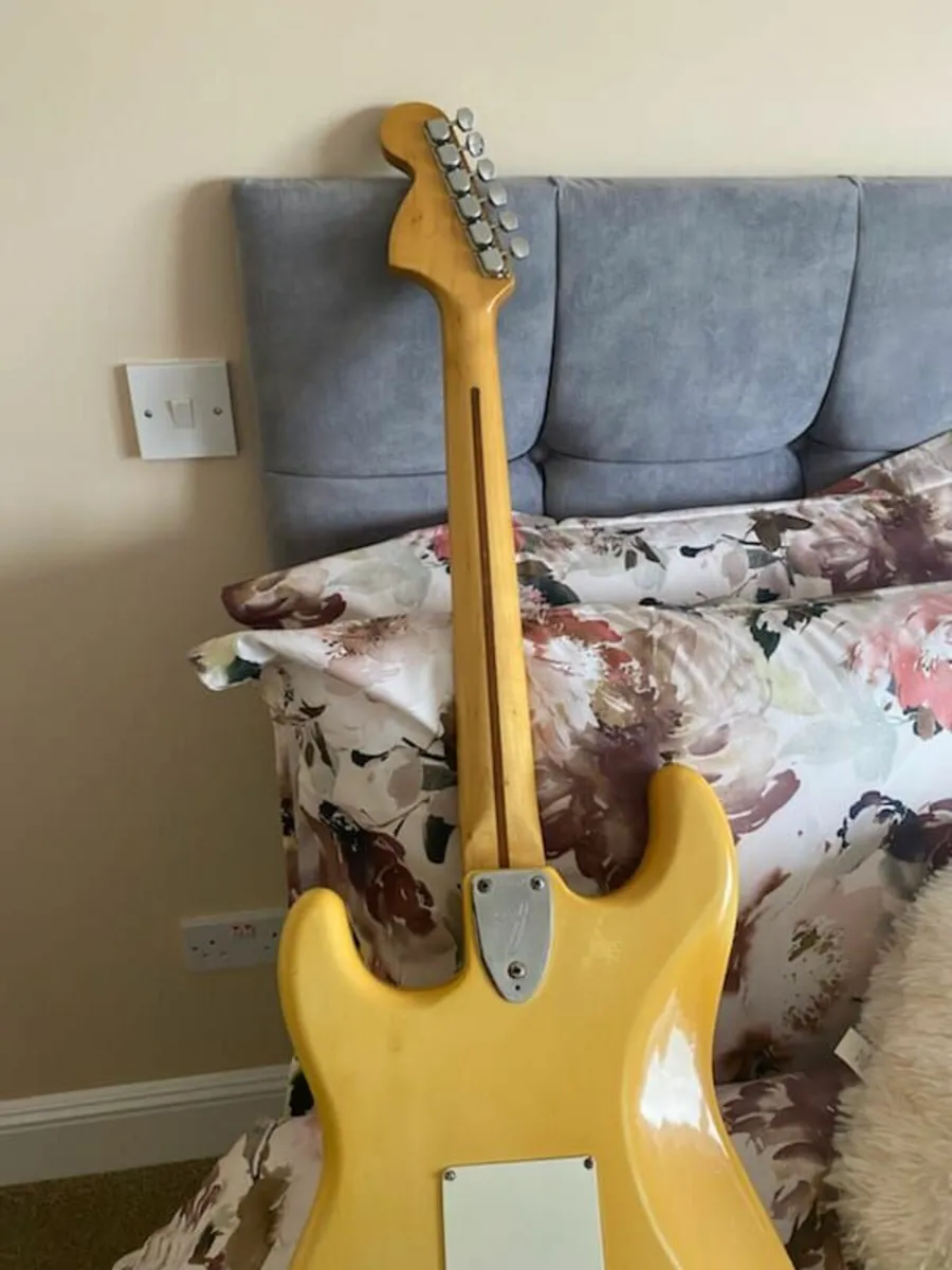 Vintage Guitar - Image 2