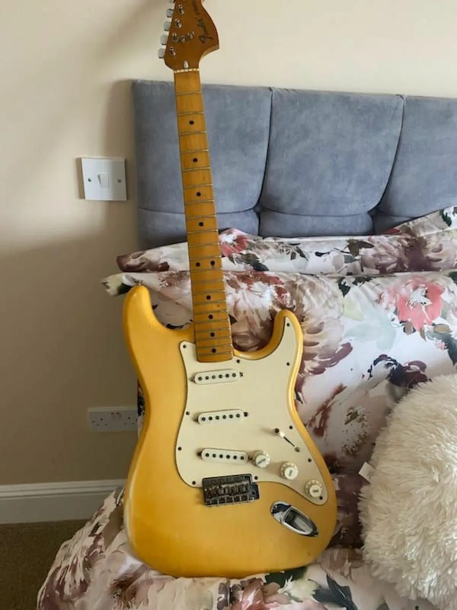 Vintage Guitar - Image 3