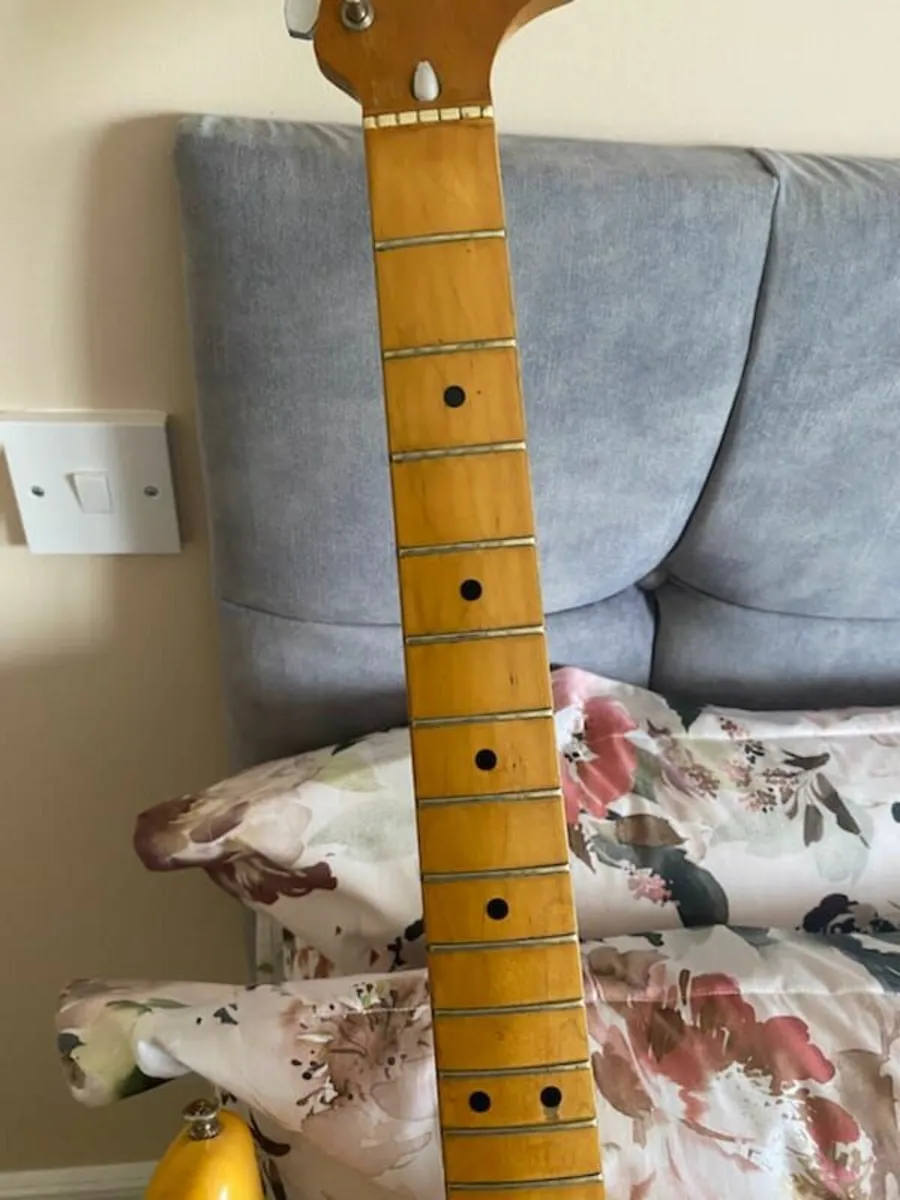 Vintage Guitar - Image 4