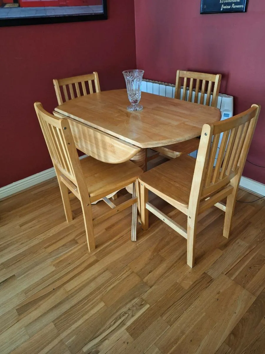 Kitchen table and chairs - Image 1